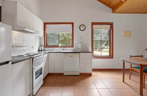 Halls Gap Villa | Mountainside Villa One – Banksia