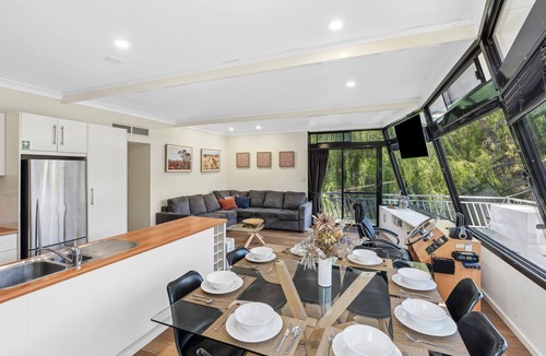 Renmark House | Moving Waters houseboat -moored accommodation