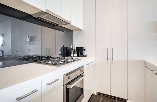 Southbank Apartment | MSA Epic: 3-bed 2-bath with Pool, Gym, Tennis, Carpark near Crown & Eureka