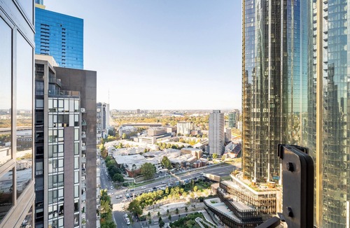 Southbank Apartment | MSA Epic: 3-bed 2-bath with Pool, Gym, Tennis, Carpark near Crown & Eureka