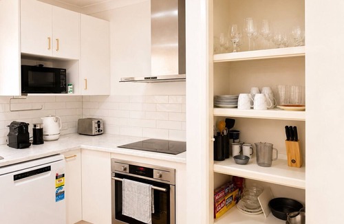 Upper Mount Gravatt House | Mt Gravatt Affordable 4 BR Family Home | Sleep 8
