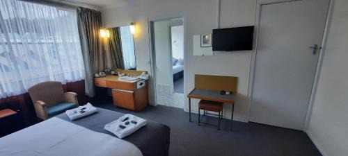 Queenstown Hotel | Mt Lyell Motor Inn - By Orangepete