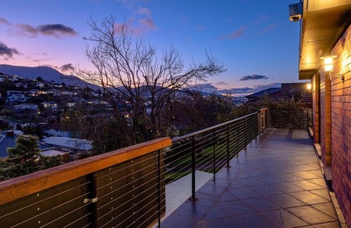 Sandy Bay Villa | Mt Wellington Balcony House - Wake Up to the Summit