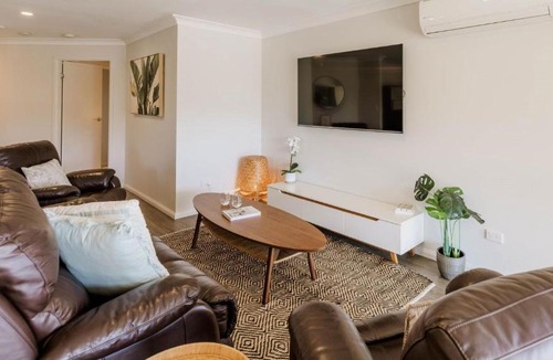 Yamba House | Nabilla Court - Waterfront Luxury with Shared Pontoon & Paddleboards - Holiday Yamba