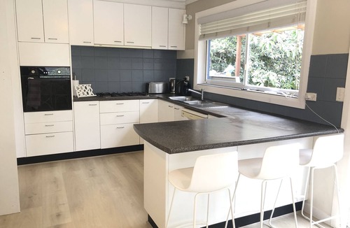 Elanora Heights House | Narrabeen Lagoon charming “Lake House”