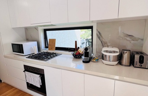 Frankston House | Natural, quiet, central home for your easy & comfortable trip to Frankston.