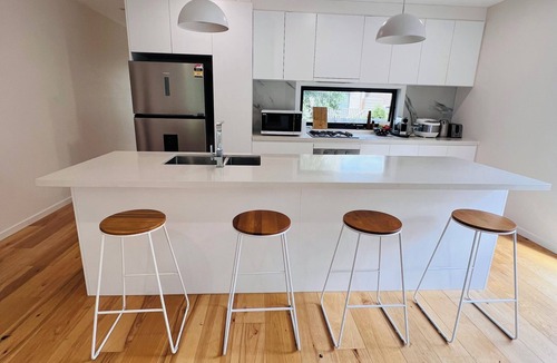 Frankston House | Natural, quiet, central home for your easy & comfortable trip to Frankston.