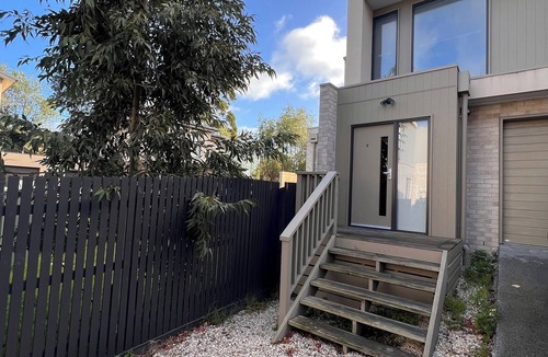 Frankston House | Natural, quiet, central home for your easy & comfortable trip to Frankston.