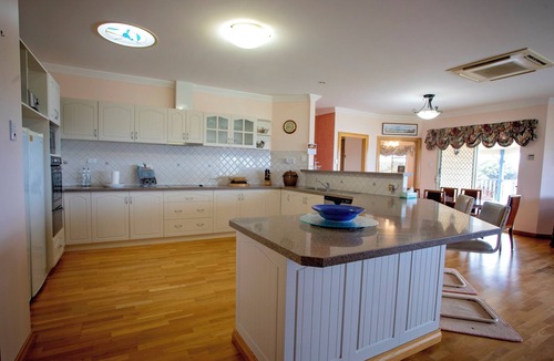 Hopetoun House | Nautilus - a spacious 2-storey home in the heart of 'Toun' with ocean views!