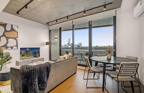 Cremorne Apartment | Near MCG 1BR with Balcony, River Views & Parking