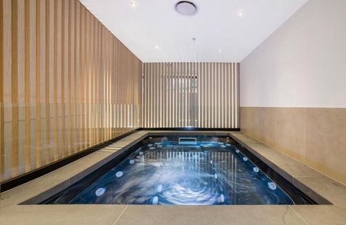 Cremorne Apartment | Near MCG 1BR with Balcony, River Views & Parking