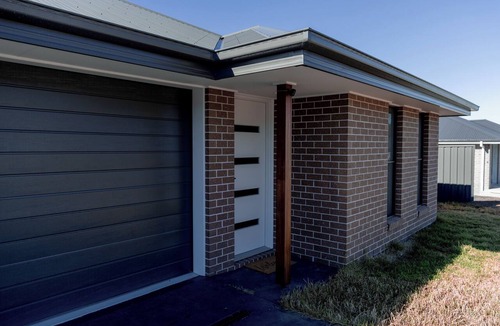 Armidale House | Near UNE | 4BR Home | BBQ, Outdoor Dining & Cinema