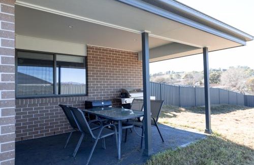 Armidale House | Near UNE 4BR Home BBQ, Outdoor Dining & Cinema