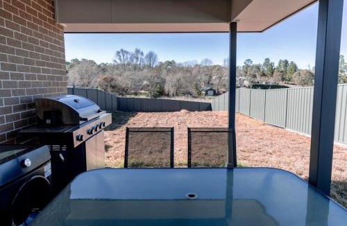 Armidale House | Near UNE 4BR Home BBQ, Outdoor Dining & Cinema