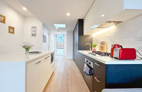 North Melbourne Apartment | NearCity&Train/2B2.5B1C/Woolworths/ArdenGarden2B