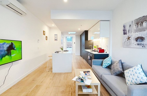 North Melbourne Apartment | NearCity&Train/2B2.5B1C/Woolworths/ArdenGarden2B