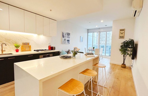North Melbourne Apartment | NearCity&Train/2B2.5B1C/Woolworths/ArdenGarden2B