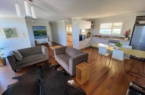 Mira Mar House | Nelson Cottage - relaxed retro, modern & original