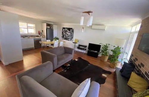 Mira Mar House | Nelson Cottage - relaxed retro, modern & original