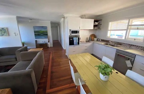 Mira Mar House | Nelson Cottage - relaxed retro, modern & original