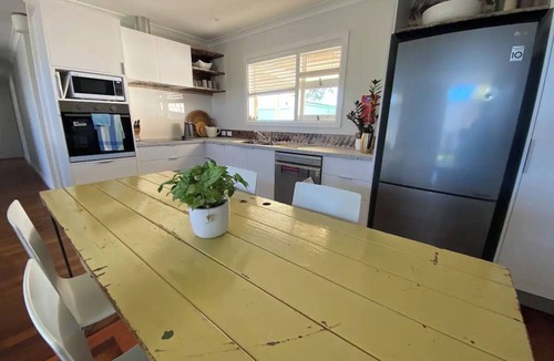 Mira Mar House | Nelson Cottage - relaxed retro, modern & original