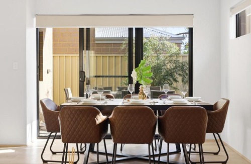 Bentley House | NEW BUILD! Spacious Modern 5-Bed Bentley Townhouse