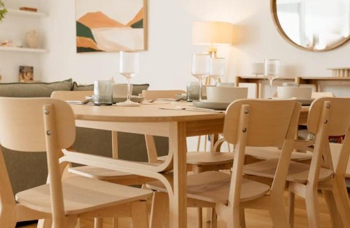 Newcastle West Apartment | Newcastle Apartment Near Interchange w Pool, Gym & Parking