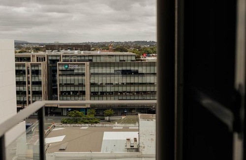 Newcastle West Apartment | Newcastle Apartment Near Interchange w Pool, Gym & Parking
