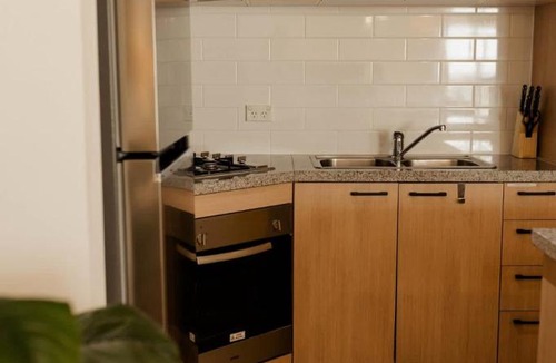 Newcastle West Apartment | Newcastle Apartment Near Interchange w Pool, Gym & Parking