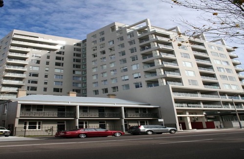 Newcastle West Hotel | Newcastle Central Plaza Apartment Hotel