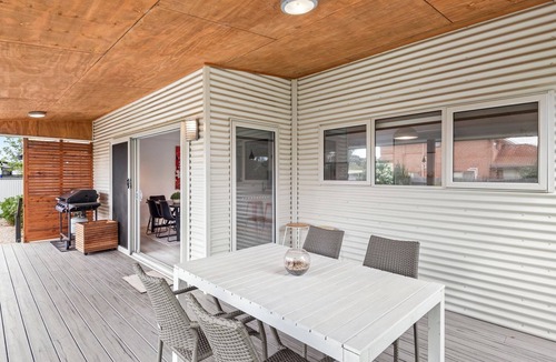 Portarlington House | Newcombe Retreat - Modern paradise with a charming coastal ambiance.