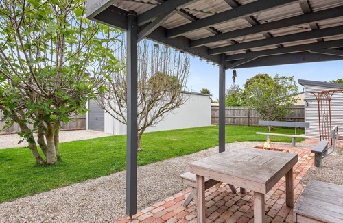 Portarlington House | Newcombe Retreat - Modern paradise with a charming coastal ambiance.