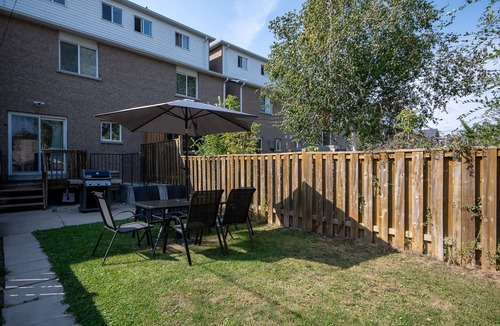 East Danforth House | Newly renovated home steps to transit, 10mins to beach & 25mins to downtown
