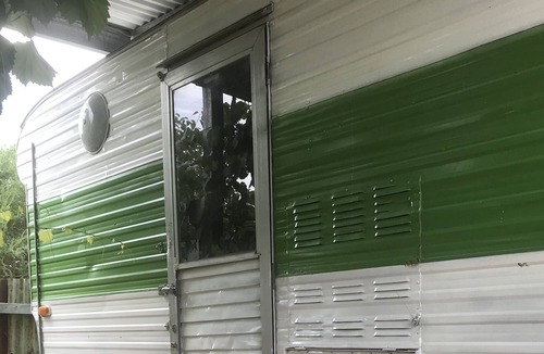 Harcourt House | Newly Renovated Retro CARAVAN near Castlemaine