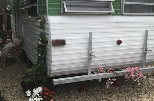 Harcourt House | Newly Renovated Retro CARAVAN near Castlemaine