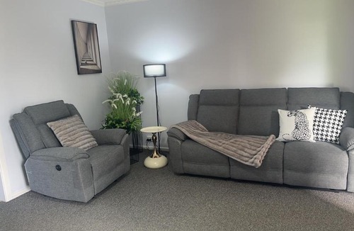 Lara House | Newly Renovated Stylish Home 3 Queen Beds Netflix Gaming TV