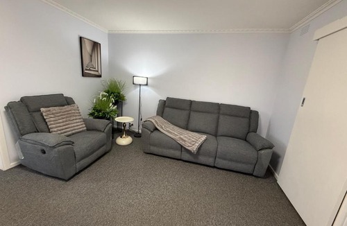 Lara House | Newly Renovated Stylish Home 3 Queen Beds Netflix Gaming TV