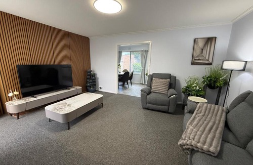 Lara House | Newly Renovated Stylish Home 3 Queen Beds Netflix Gaming TV