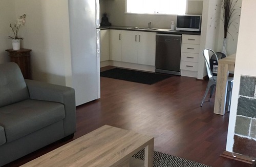 Moonta Bay House | Nichgeorge - Homestay accommodation
