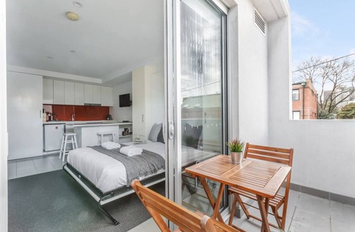 Fitzroy Apartment | Nicholsons Nest Balcony Studio in Vibrant Fitzroy