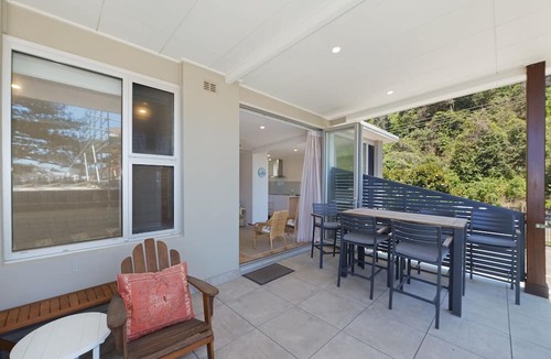 Avoca Beach Apartment | Nirvana Court-Absolute Beachfront