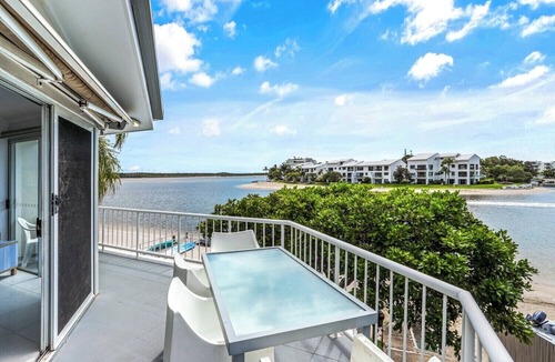 Noosaville Apartment | No. 13 Noosa Riverfront Apartment
