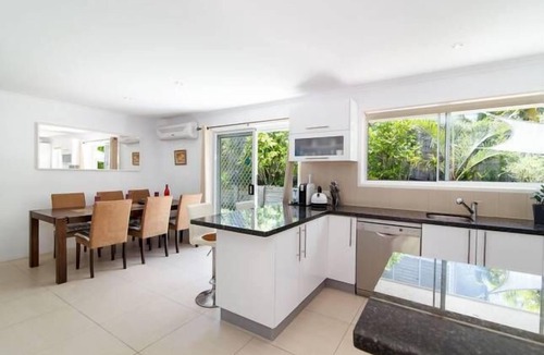 Noosa Heads House | 'No-Steps Noosa' - Home Away From Home 🏠