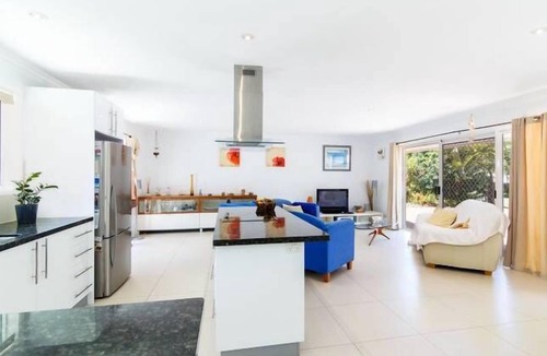 Noosa Heads House | 'No-Steps Noosa' - Home Away From Home 🏠