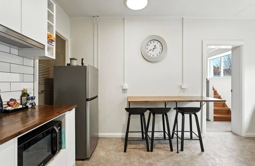 North Hobart House | North Hobart Cottage with 3 King Beds
