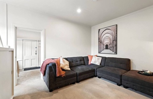North Hobart House | North Hobart Cottage with 3 King Beds
