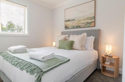Wagga Wagga Apartment | Northbridge Townhouse - Contemporary CBD Retreat