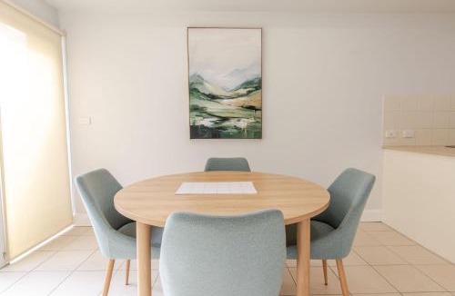 Wagga Wagga Apartment | Northbridge Townhouse - Contemporary CBD Retreat