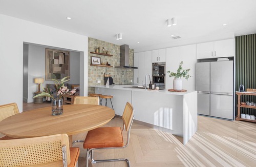Northcote House | Northcote 3BR near High St, Train and Tram & Sunny Deck