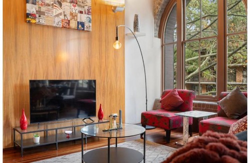 Darling Harbour Apartment | NYC Loft in Pyrmont walking distance from Darling Harbour and Free Parking
